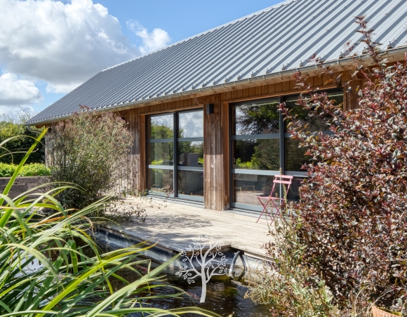 Maison contemporaine à vendre dans un charmant village du Pays de Caux au coeur d'un beau jardin arboré.