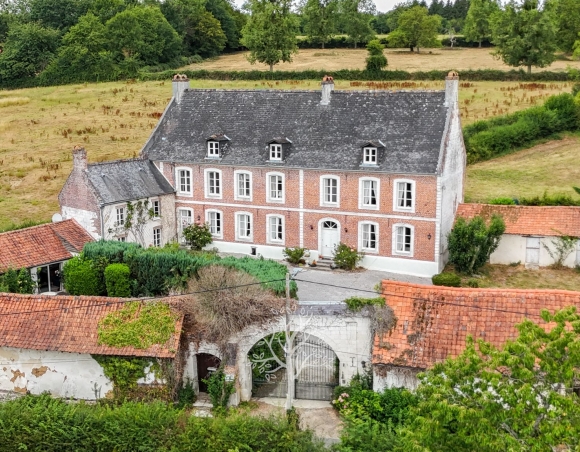 Demeure bourgeoise du XVIIIᵉ siècle avec deux gîtes à Fressin à vendre