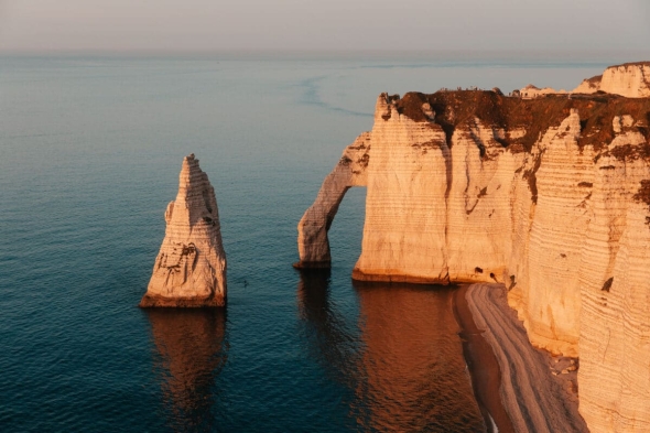 Immobilier à Étretat : maisons de caractère et propriétés de charme sur la Côte d’Albâtre