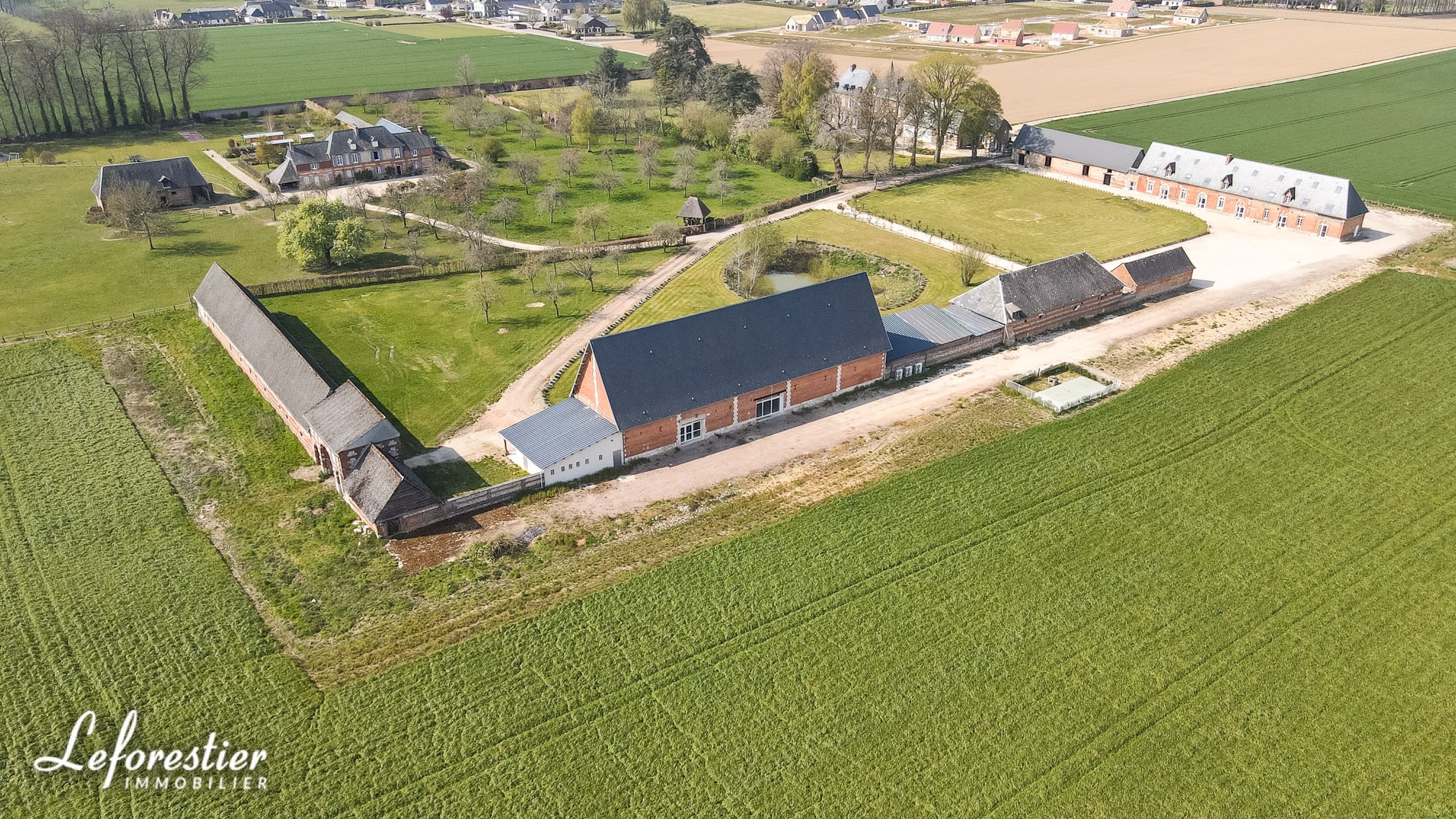 Château à vendre fin XIXe, salle de réception, dépendance et parc