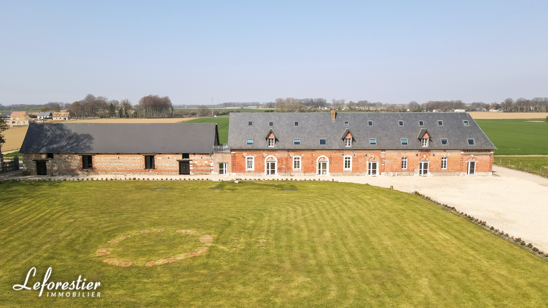 Château à vendre fin XIXe, salle de réception, dépendance et parc