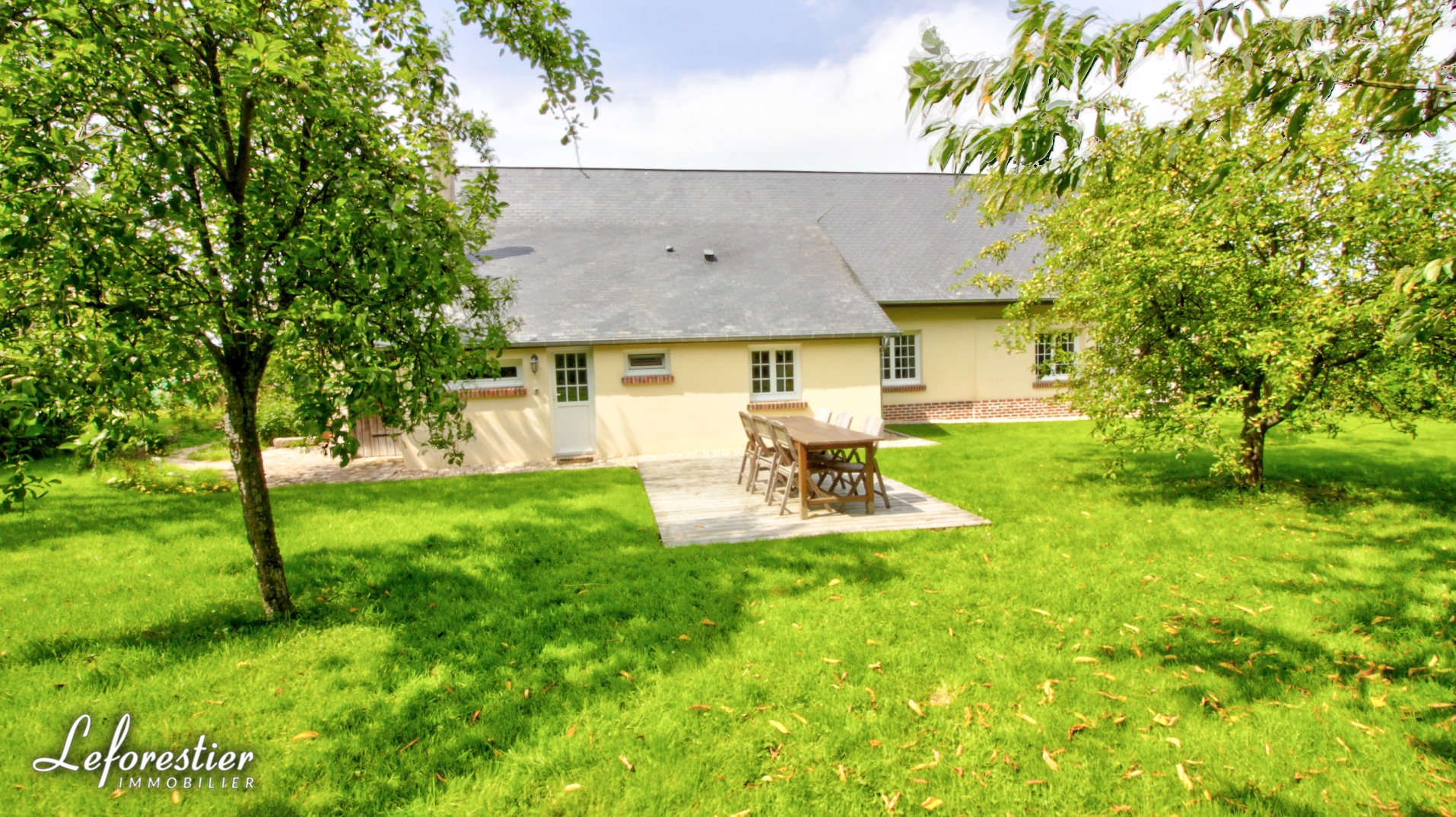 Maison de campagne et dépendance dans joli jardin arboré