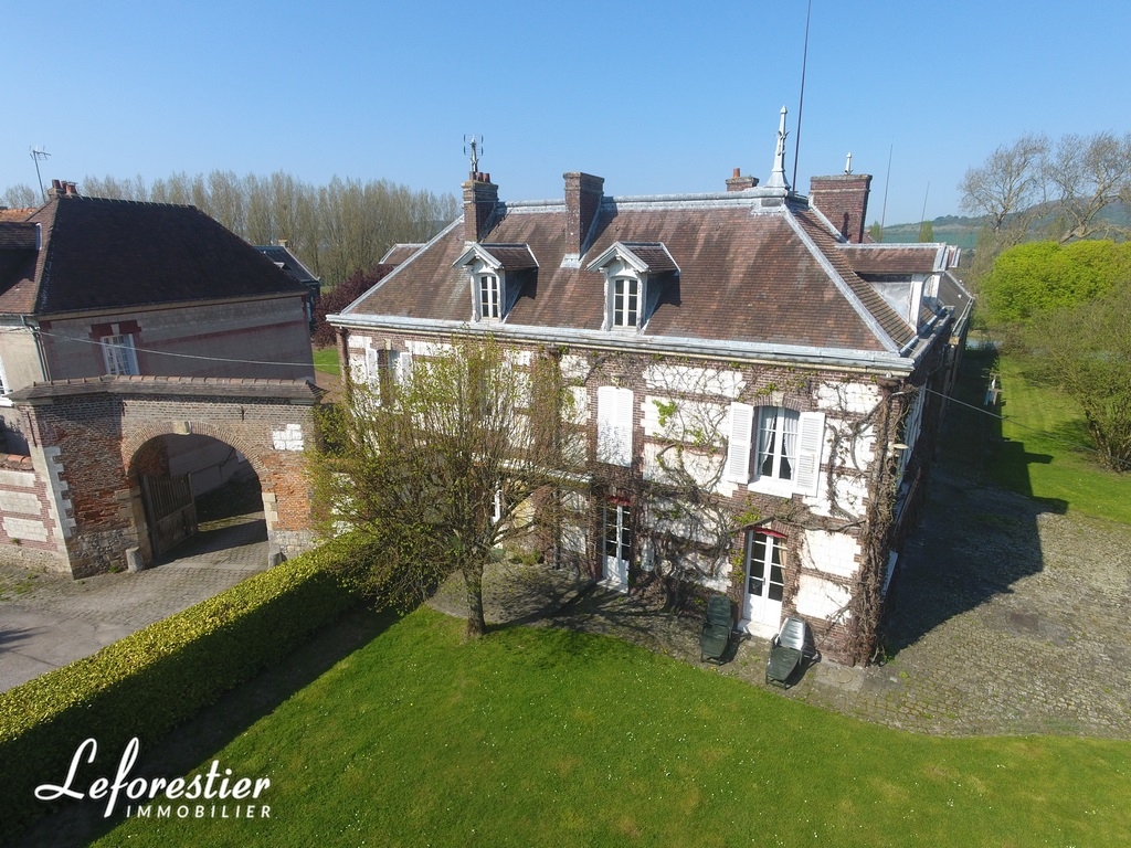 Domaine équestre avec de nombreuses dépendances rivière et prairies à l'orée de la Baie de Somme