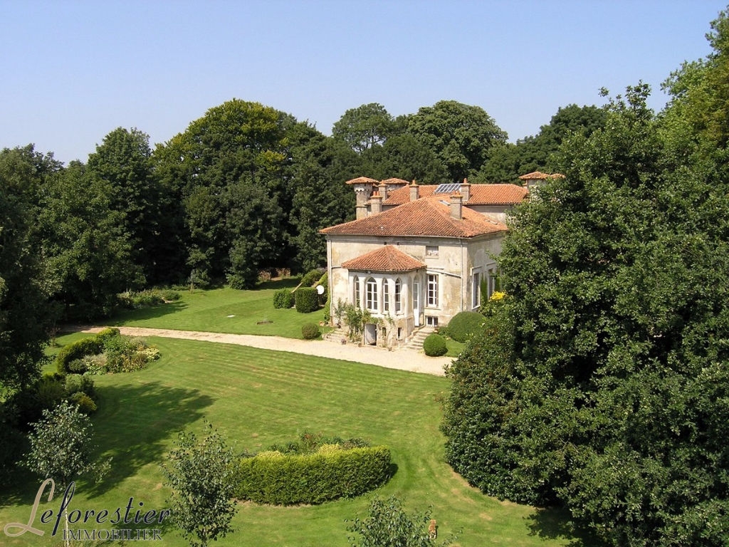 Château de style méditerranéen à vendre Parc 2 ha Village de Normandie