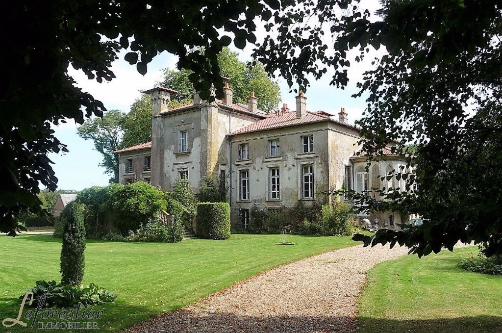 Château de style méditerranéen à vendre Parc 2 ha Village de Normandie