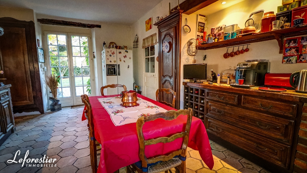 Propriété de caractère à vendre typique de l'ouest de de l'Ile de France, entre Versailles et la Normandie, un authentique corps de ferme magnifiquement aménagé