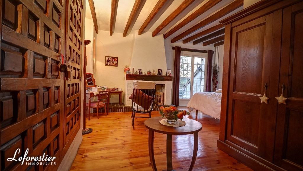 Propriété de caractère à vendre typique de l'ouest de de l'Ile de France, entre Versailles et la Normandie, un authentique corps de ferme magnifiquement aménagé