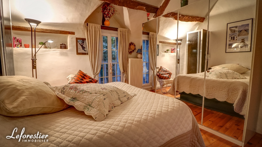 Propriété de caractère à vendre typique de l'ouest de de l'Ile de France, entre Versailles et la Normandie, un authentique corps de ferme magnifiquement aménagé