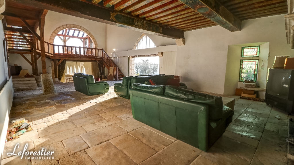 Authentique prieuré à vendre avec piscine couverte et dépendances