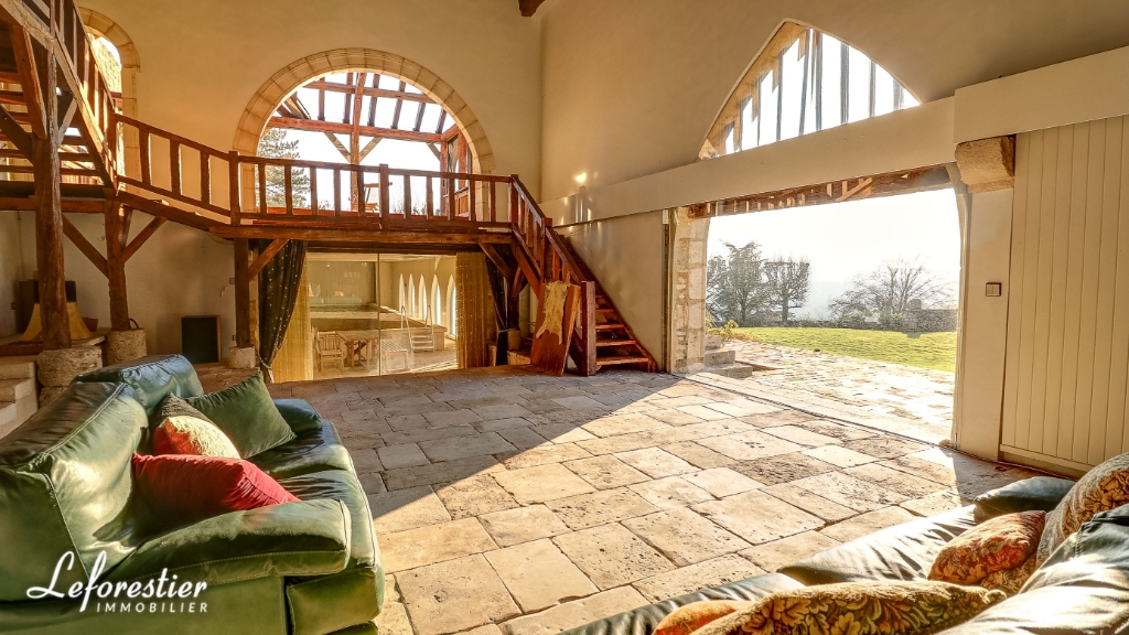 Authentique prieuré à vendre avec piscine couverte et dépendances