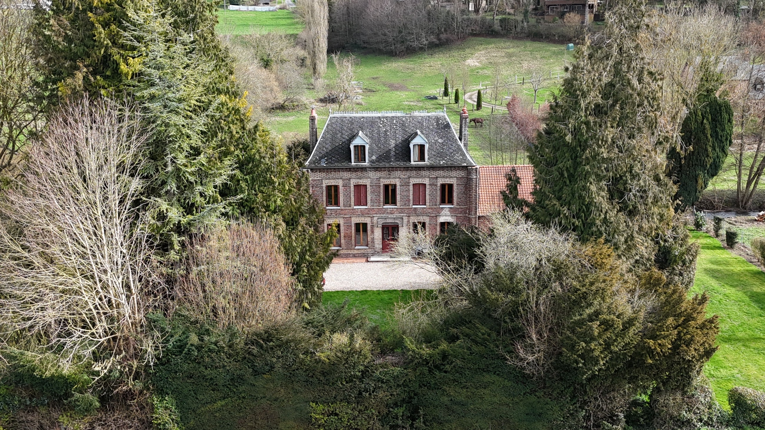 Maison familiale en brique en bord de rivière