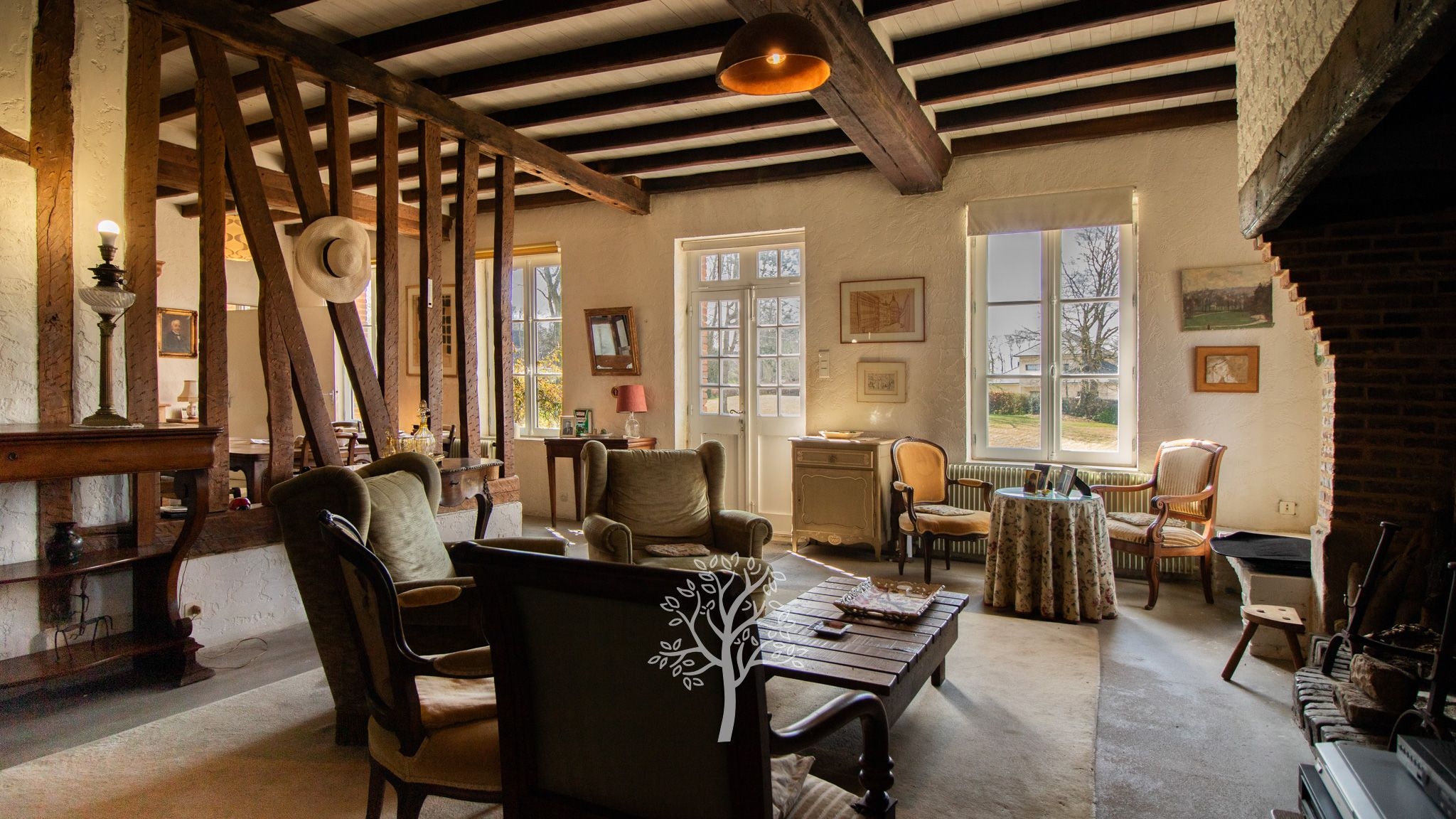 Maison en briques et silex, à rénover – charme et potentiel