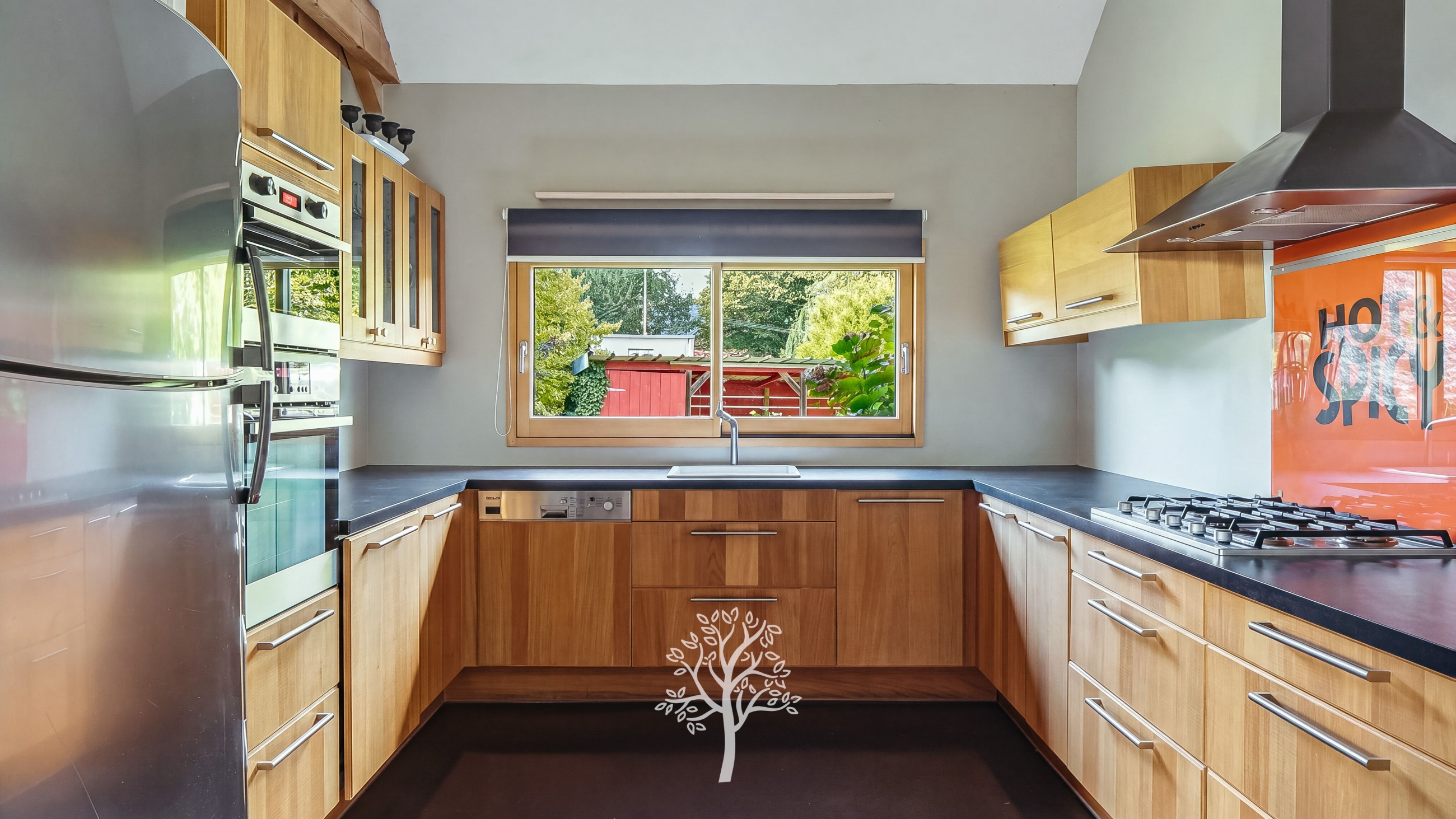 Maison contemporaine à vendre dans un charmant village du Pays de Caux au coeur d'un beau jardin arboré.
