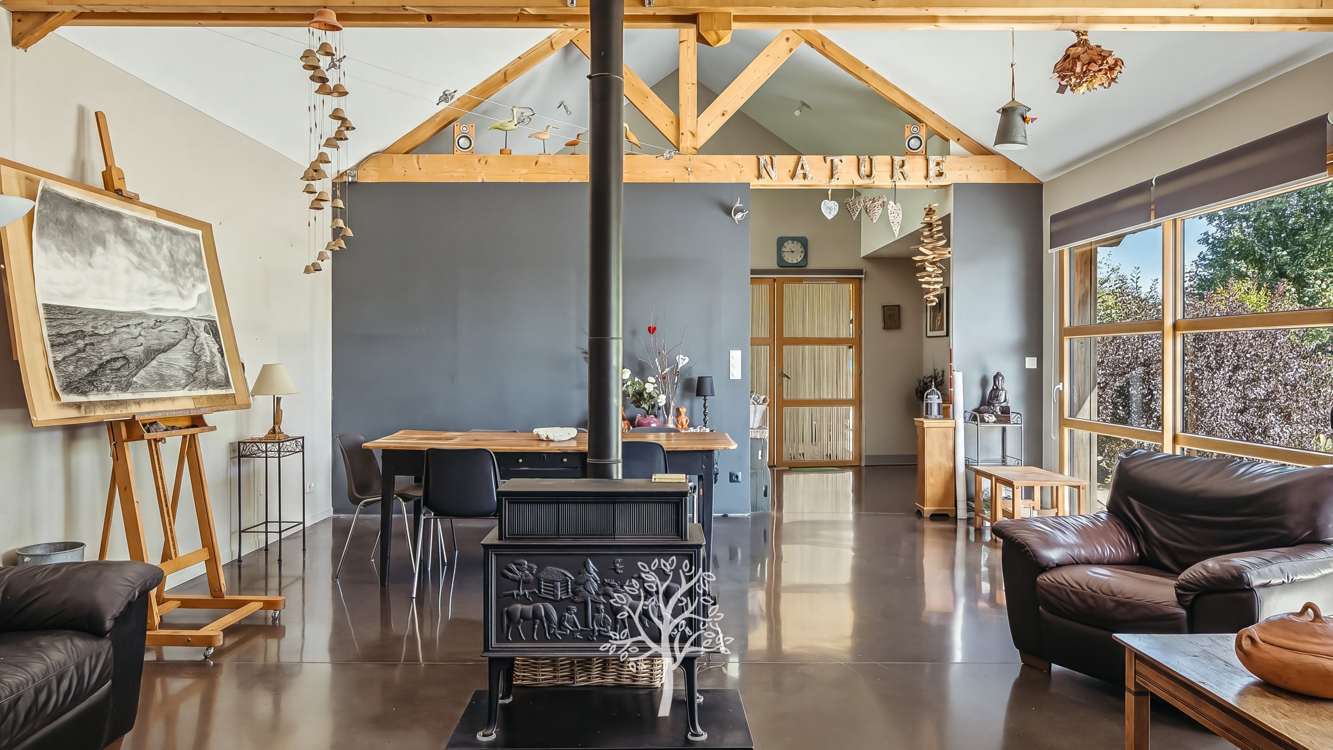 Maison contemporaine à vendre dans un charmant village du Pays de Caux au coeur d'un beau jardin arboré.